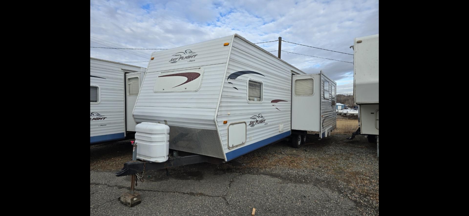 2005 White Jayco Jay Flight 29FBS , located at 923 US HWY 87 E., Billings, MT, 59101, (406) 245-0456, 45.795788, -108.451881 - Very nice 2005 Jayco Jay Flight 29' Travel trailer with 1 super slide. Front Queen walk around bed, rear double bunks with bottom being oversized, could sleep nine, shower/tub combo, jack knife couch and booth dinette both make into beds. Model 29FBS. Light hail. John at 406 208 0659 - Photo#0